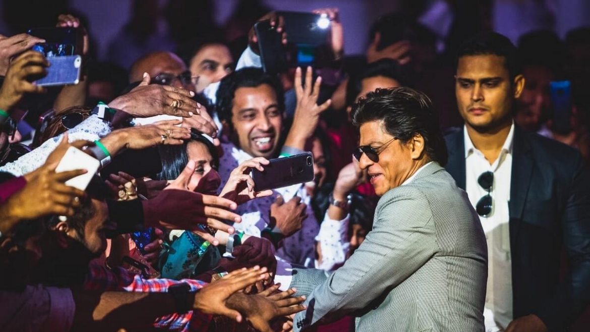 Shah Rukh Khan entertains fans during Dubai visit - News | Khaleej Times