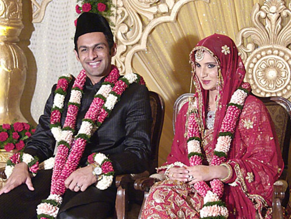 Shoaib Malik and Sania Mirza pose during their wedding | ESPNcricinfo.com