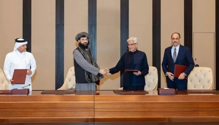 Delegations ‘resume talks’ in Istanbul after Pakistan responds to Taliban Defence Minister Khawaja Asif shakes hands with his Afghan counterpart Mullah Yaqoob after reaching a ceasefire deal with the Taliban authorities in Doha, Qatar, on October 18, 2025. — X@KhawajaMAsif