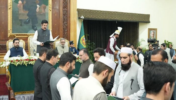 Khyber Pakhtunkhwa’s 13-member cabinet sworn in Khyber Pakhtunkhwa Governor Faisal Karim Kundi administers oath to 13-member provincial cabinet at Governor’s House in Peshawar on October 31, 2025. —X@PTIofficial