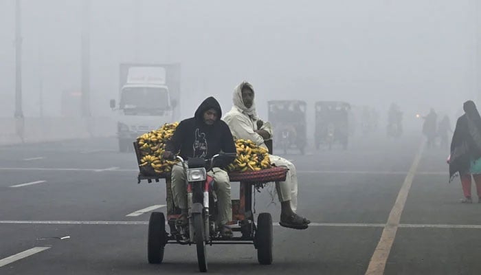 Lahore tops world pollution index again amid smog Vendors transport bananas along a road amid heavy smoggy conditions in Lahore on November 17, 2024. — AFP
