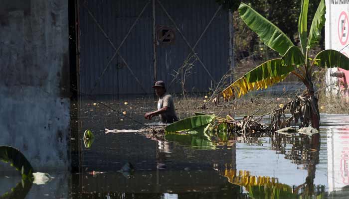 Mexico flood toll rises to 76, many still missing A man wades through floodwaters in the aftermath of a river overflow caused by torrential rains, in Alamo, Mexico, October 17, 2025.— Reuters