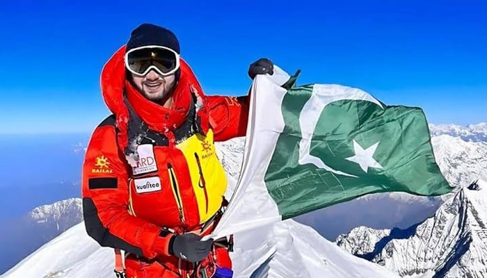 Mountaineer Shehroze Kashif left in lurch amid govt’s ‘forgotten promises Pakistani mountaineer Shehroze Kashif posed with the national flag on a mountain top. — X@Shehrozekashif2