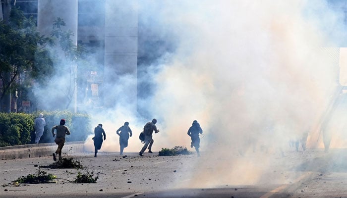 Punjab minister says TLP’s top leadership to be apprehended soon Policemen fire teargas shells towards angry activists of the Tehreek-e-Labbaik Pakistan (TLP) party after authorities blocked the road with shipping containers, in Lahore on October 10, 2025, ahead of their pro-Palestinian march towards Islamabad. — AFP