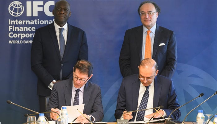 SBP, IFC sign deal to boost local currency lending in State Bank of Pakistan (SBP) Governor Jameel Ahmad (right) and International Finance Corporation (IFC) Vice President and Treasurer, Treasury and Mobilisation John Gandolfo sign an agreement. — X/ @StateBank_Pak