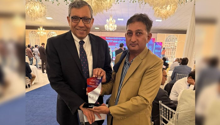 Senior journalist Waqar Bhatti honoured with National Health Award Senior health journalist Waqar Bhatti (right) poses with his National Health Award trophy. — Geo tv