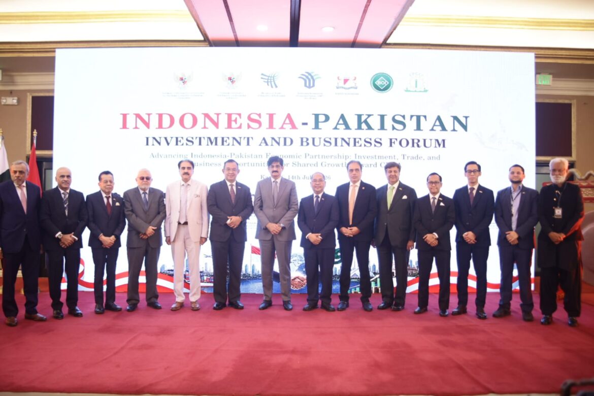 Sindh Chief Minister Murad Ali Shah (centre) pose for a group photo with participants of Indonesia-Pakistan Investment and Business Forum in Karachi, July 14, 2026. — Consulate General of the Republic of Indonesia in Karachi